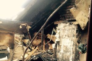 В Великих Луках причиной пожара в жилом доме стало аварийное состояние электропроводки (фото)