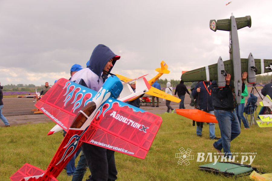 В Великих Луках проходит 7-й Фестиваль авиамодельного спорта (ФОТО)