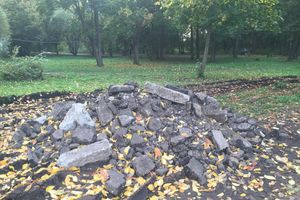 В центральном парке Великих Лук продолжаются ремонтные работы (фото)