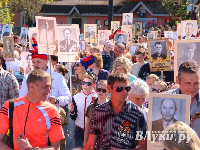 По центральному проспекту Великих Лук прошёл  «Бессмертный полк» (0+) (ФОТО)