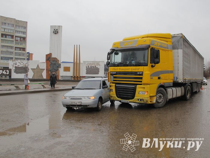  В Великих Луках на площади Калинина опять ДТП (ФОТО)
