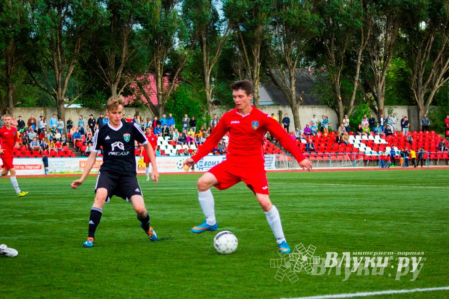 Матчи по футболу в рамках Первенства России проходят в Великих Луках (фото)