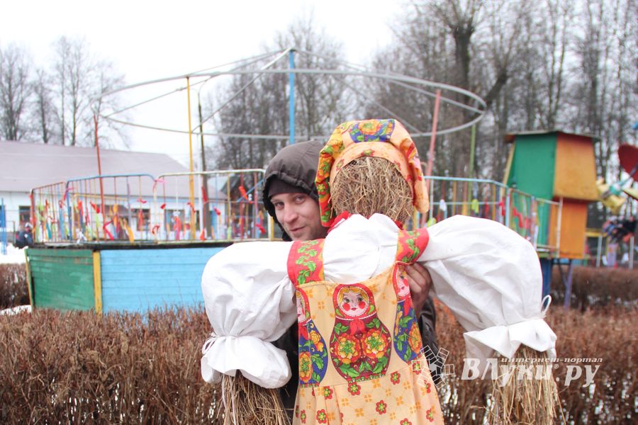 В Великих Луках сожгли Масленицу (фото)