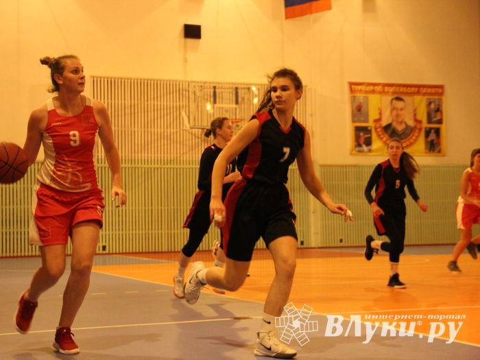 Великолукские баскетболистки борются за Кубок города (ФОТО)
