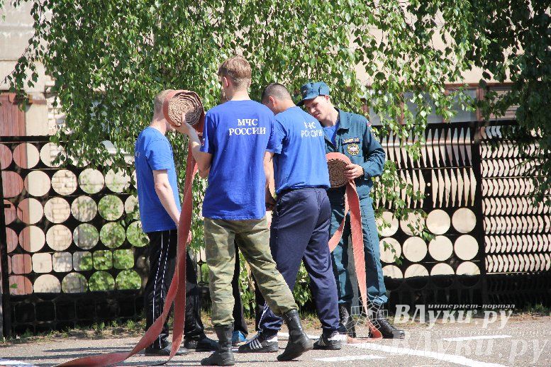 В Великих Луках прошли соревнования среди пожарных