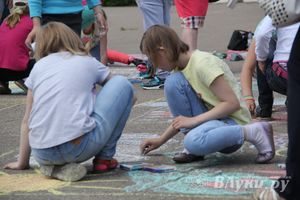 В Великих Луках прошел конкурс детских  рисунков на асфальте (фото)