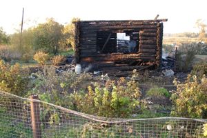 В Псковской области мужчина решил поменять газовый балон, как итог - сгорел дом, гараж, автомобиль и прицеп (фото)