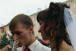 Торжественное открытие парковой скульптуры «Кресло влюбленных»