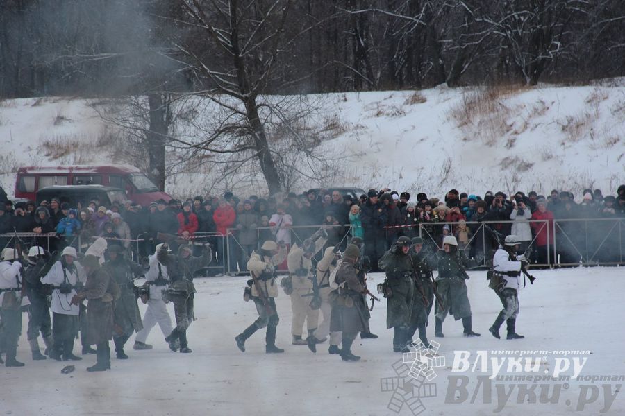 Реконструкция битвы за освобождение Великих Лук