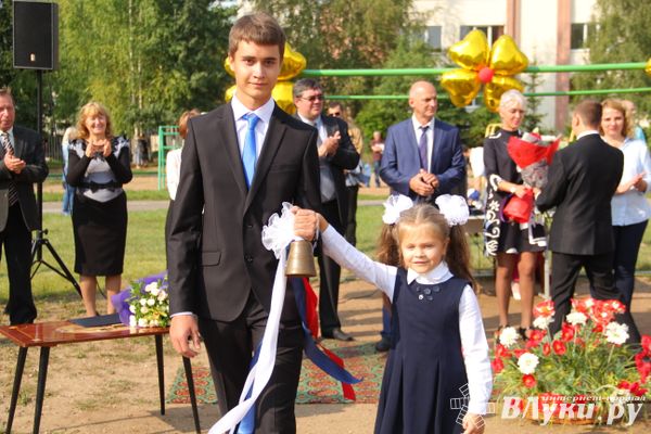 1 сентября в школах Великих Лук прошли Торжественные линейки (ФОТО)