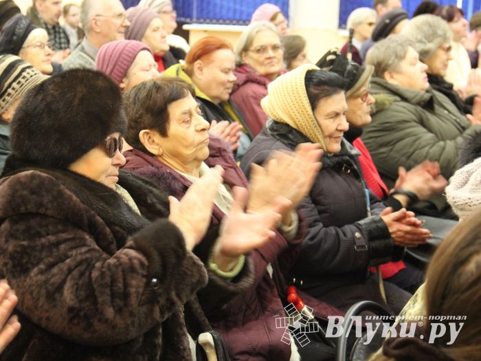 Слабовидящих великолучан поздравили с Международным днём инвалидов (ФОТО)