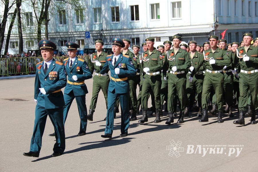 В Великих Луках прошел Парад Победы (ФОТО)