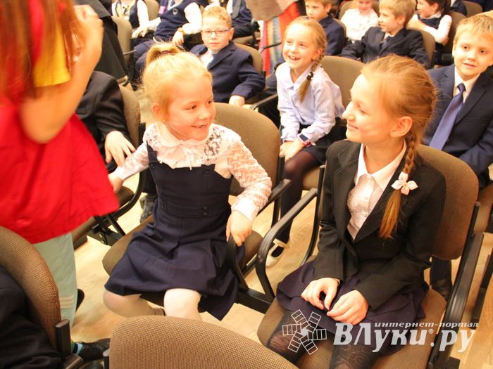 Зачем самых младших учеников 13-й школы испачкали мелом (ФОТО)