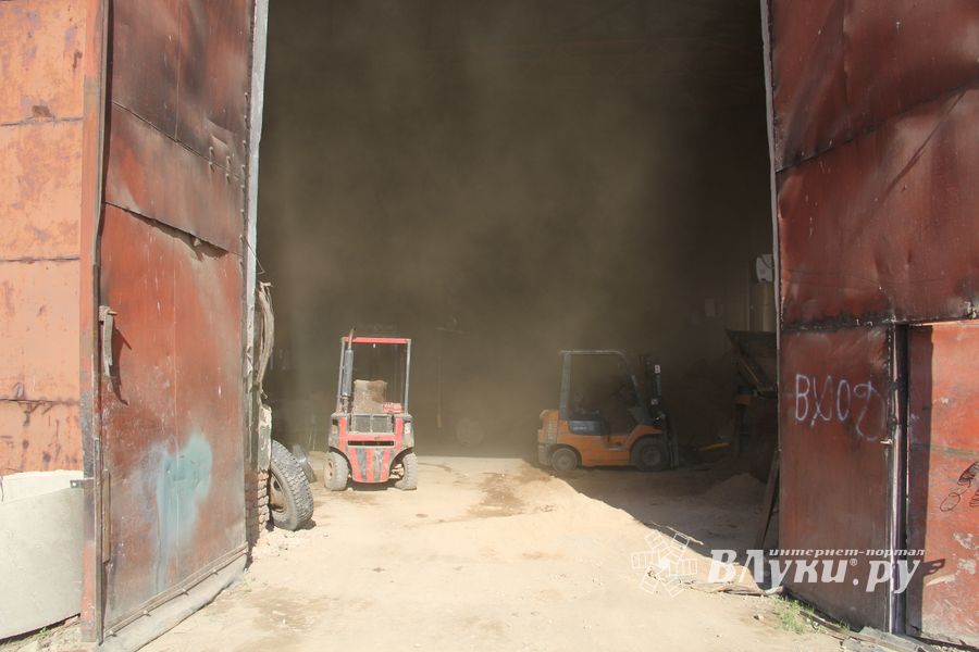 В Великих Луках горит склад (ФОТО)