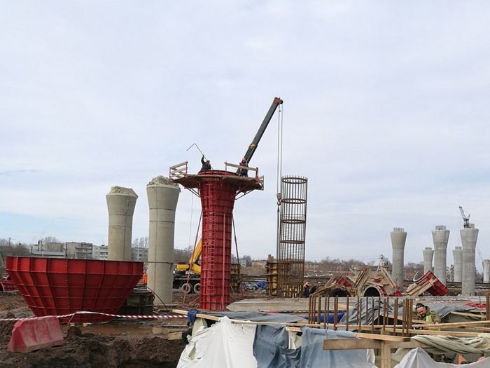 В Великих Луках устанавливают металлоконструкции пролетного строения путепровода (ФОТО)