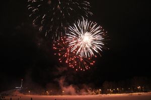 В Великих Луках зажглась новогодная ёлка (ФОТО)