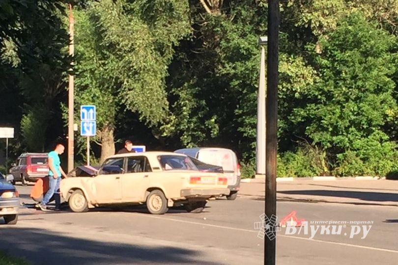 ДТП на Октябрьском в Великих Луках (ФОТО)