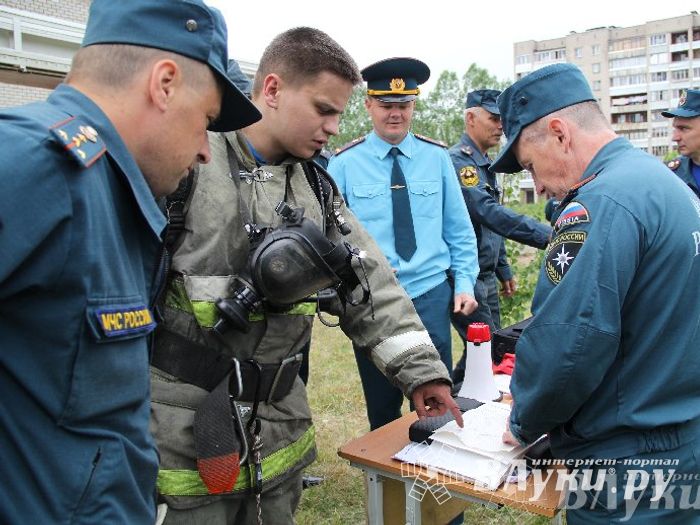 В Великих Луках прошли областные соревнования среди пожарных по спасению пострадавших