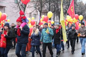 В Великих Луках прошло праздничное шествие (ФОТО)