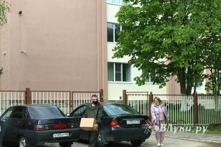 Великолукским школьникам стали раздавать продуктовые наборы (ФОТО)