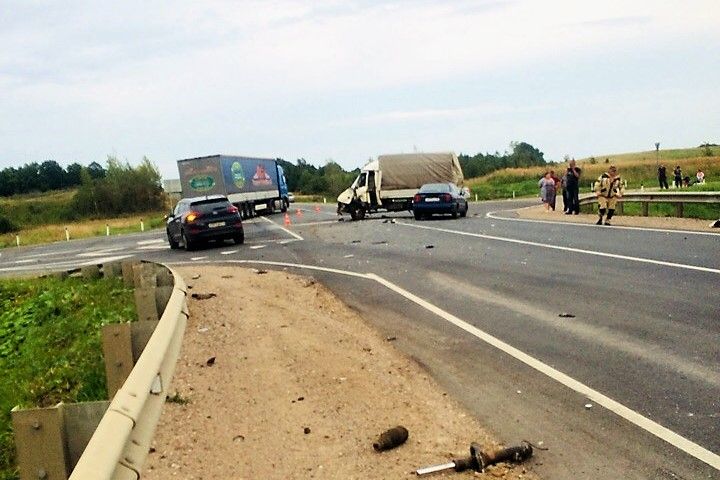 В Великолукском районе столкнулись три легковых автомобиля и один грузовой