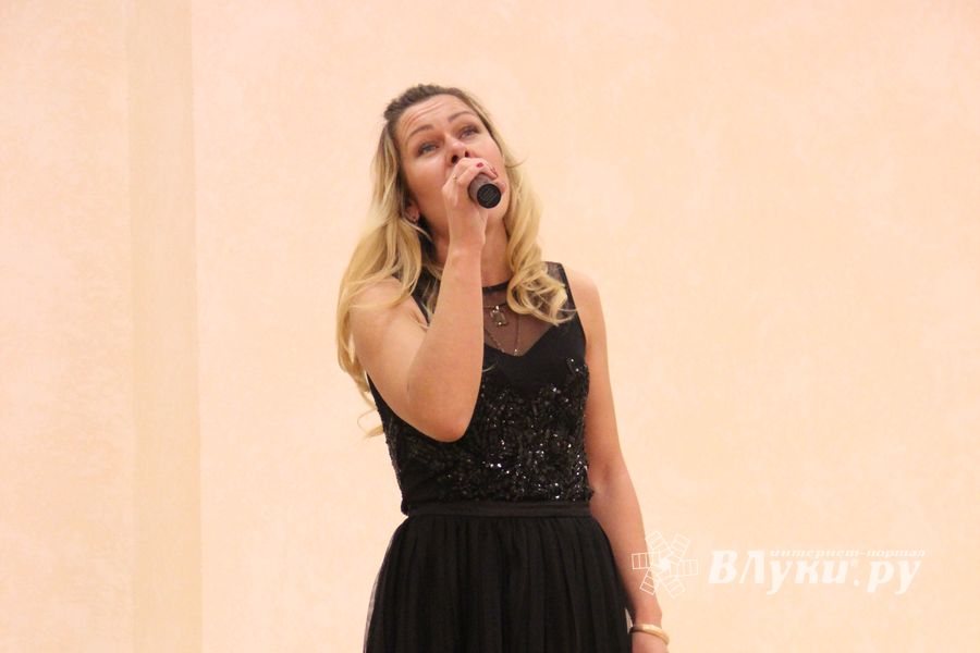 В Великих Луках ученики школы №13 поздравили своих педагогов (ФОТО)