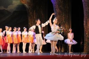 Московский театр «Корона Русского Балета» представил великолучанам балет «Лебединое озеро»