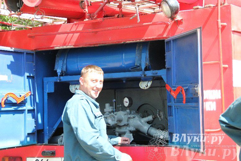 В Великих Луках прошли соревнования среди пожарных