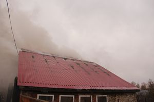 В Великих Луках на ул. Ползунова горит дом (ФОТО)