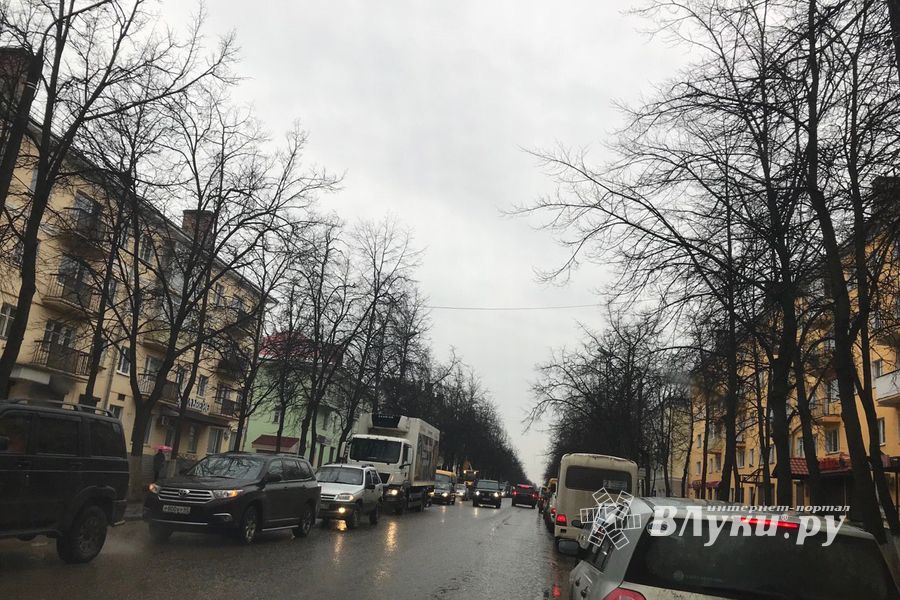 В Великих Луках на Ленина-Дьяконова перекрыли дорогу — город встал (ФОТО)