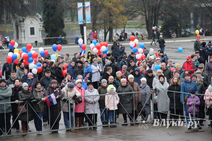 Митинг и праздничные гуляния в Великих Луках (ФОТО)