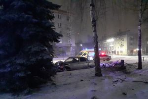 На проспекте Гагарина автомобили сбили столб (ФОТО)