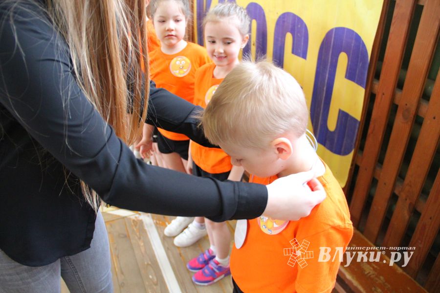 В Великих Луках проходят спортивные соревнования среди дошколят «Юные олимпионики» (ФОТО)