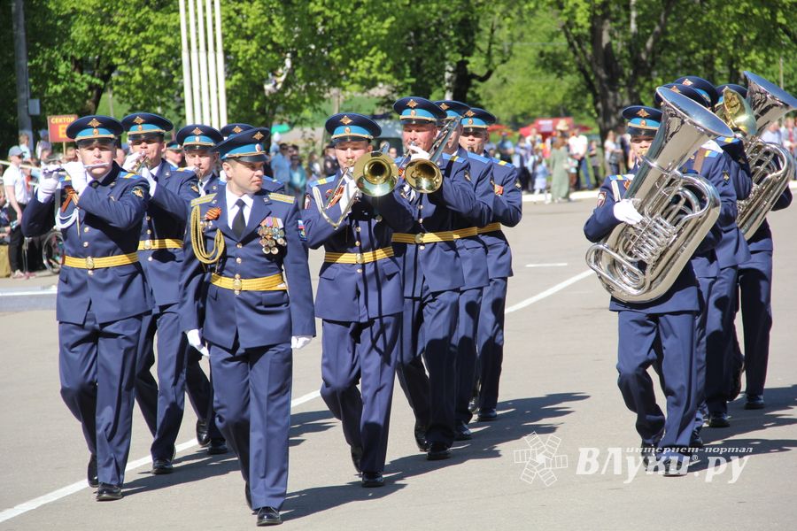 Парад в честь Дня Победы прошел в Великих Луках (ФОТО)