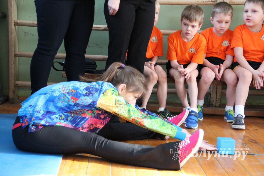 В Великих Луках стартовали спортивные соревнования среди дошколят «Юные олимпионики»