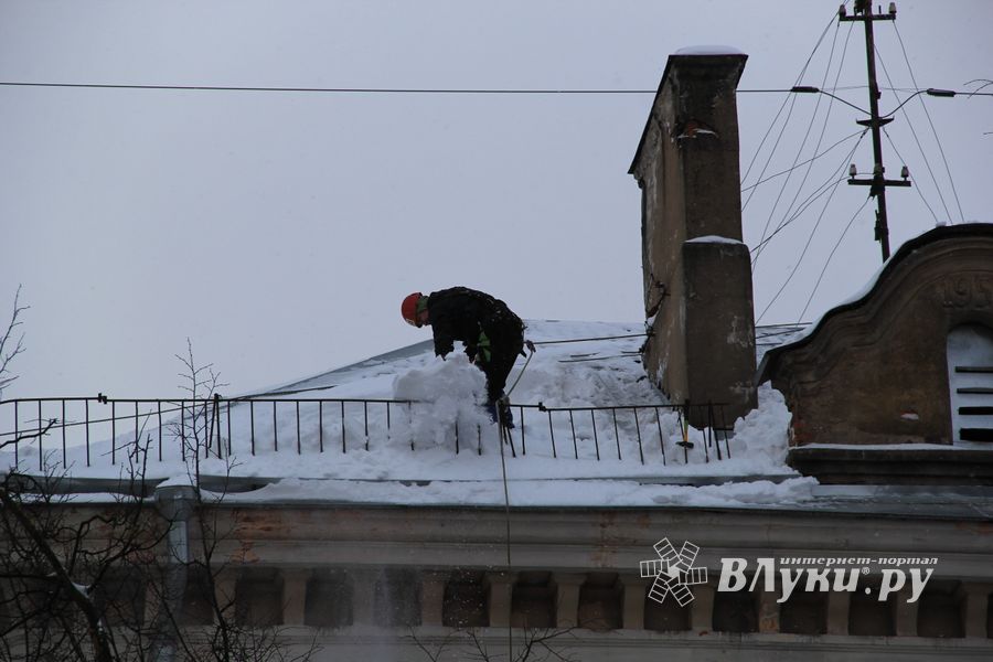 В Великих Луках  уборка снега на высоте...