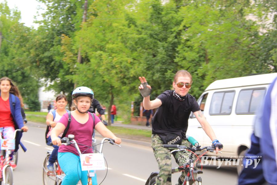 В Великих Луках прошёл Велопарад (ФОТО)