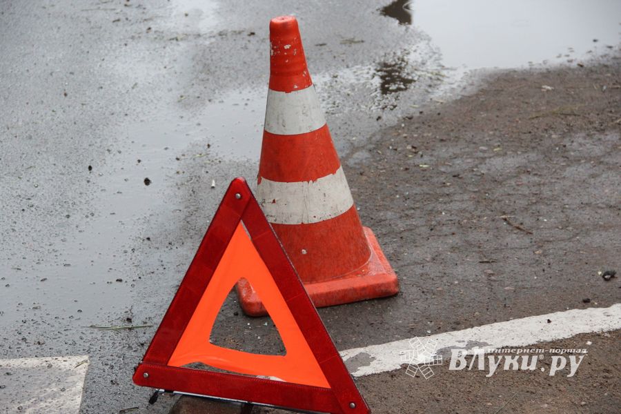 В Великих Луках столкнулись ВАЗ и Газель, есть пострадавшие (ФОТО)