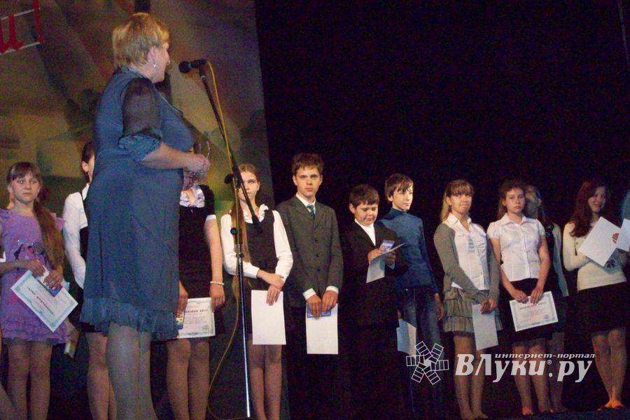 Великолукская школа № 2 торжественно подвела итоги года 