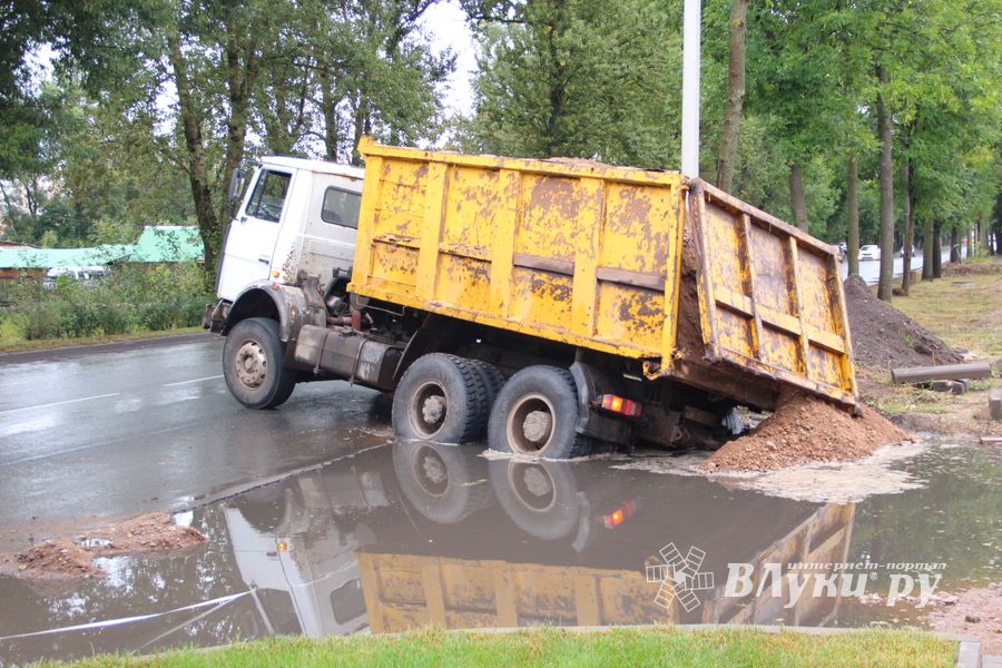 На проспекте Гагарина в Великих Луках провалился грузовик (ФОТО)