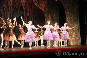 Московский театр «Корона Русского Балета» представил великолучанам балет «Лебединое озеро»
