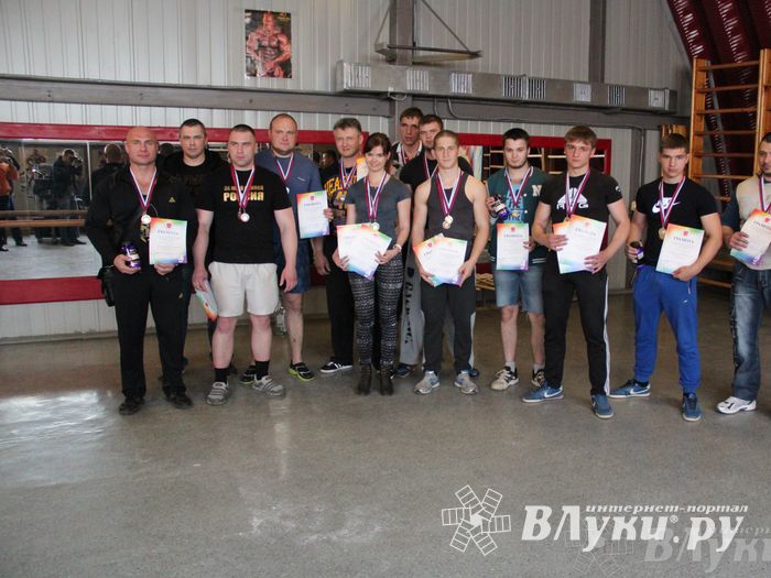 Первенство по русскому жиму штанги и силе хвата прошло в Великих Луках