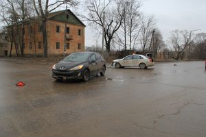 Фотофакт: ​В Великих Луках столкнулись Пежо и такси 