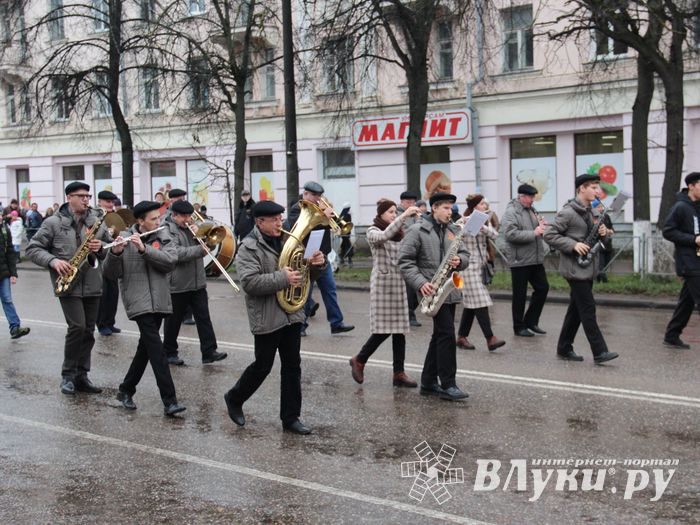 В Великих Луках прошло праздничное шествие (ФОТО)