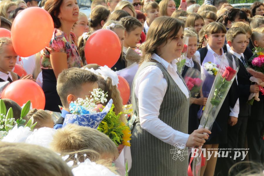 1 сентября в школах Великих Лук прошли Торжественные линейки (ФОТО)