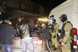 В ночных клубах Великих Лук в ходе полицейских проверок у молодых людей изъяты наркотики и оружие (фото)