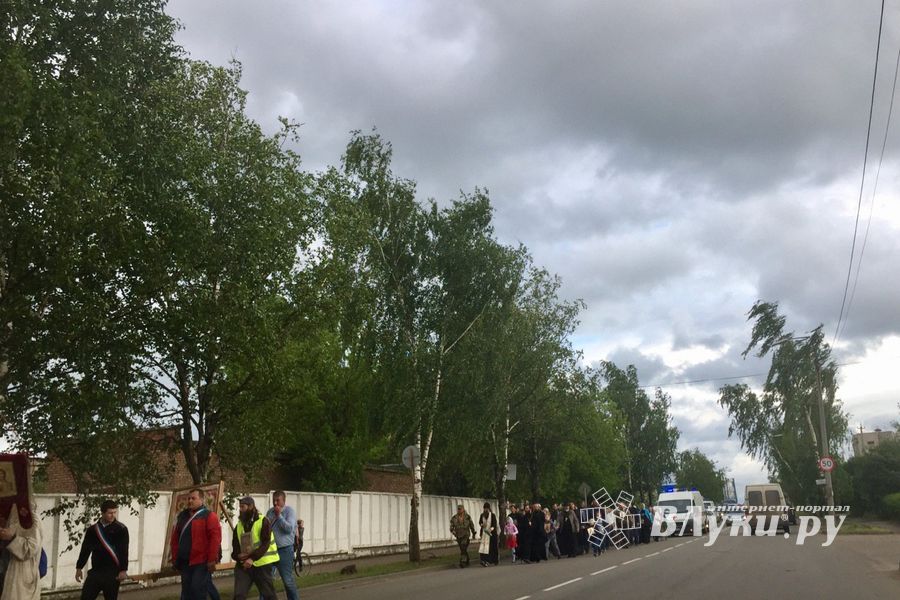 По Октябрьскому проспекту Великих Лук следует крестный ход (ФОТО)