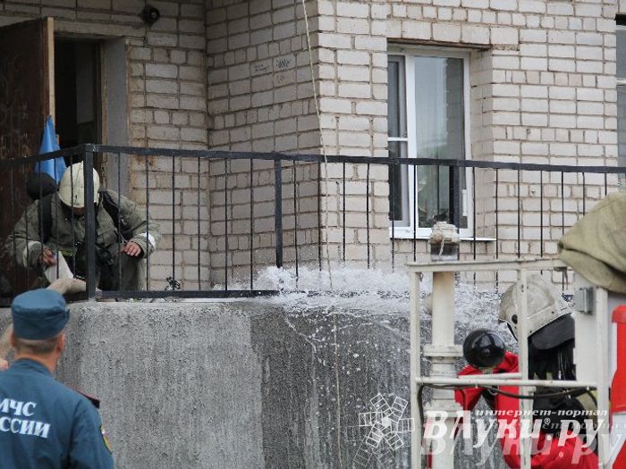 В Великих Луках прошли областные соревнования среди пожарных по спасению пострадавших