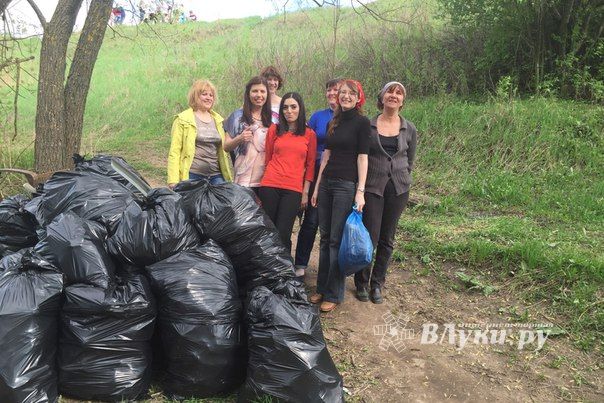 Журналистки Великих Лук провели субботник (ФОТО)