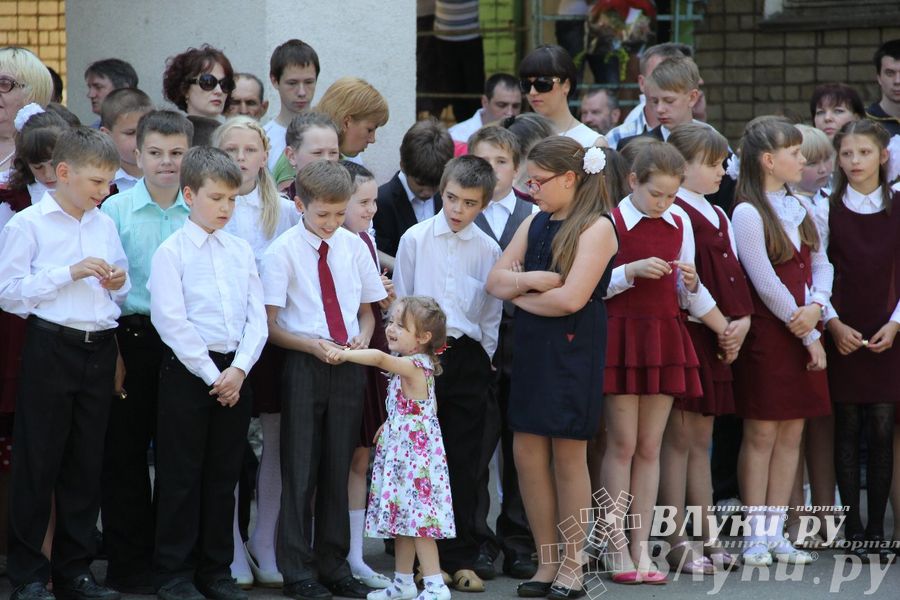 В Великих Луках прозвенели «Последние звонки»